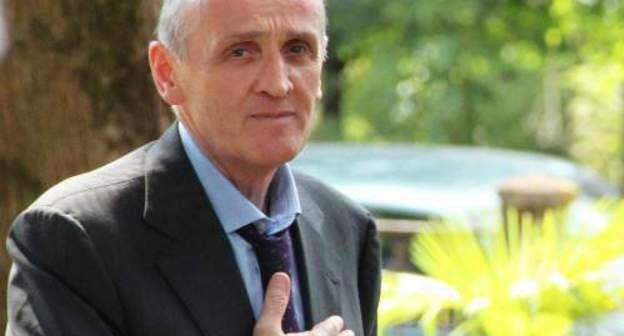 Presidential candidate Alexander Ankvab during his meeting with Abkhazian villagers, August 2011. Photo from the website of A. Z. Ankvab (http://ankvab.ru/)