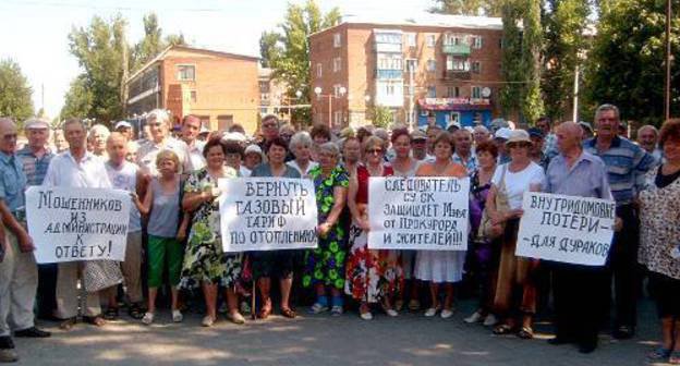 Picket of Zverevo residents for revision of tariffs and bringing city Mayor to responsibility. Rostov Region, city of Zverevo, August 16, 2011. Photo: courtesy of organizers of the action