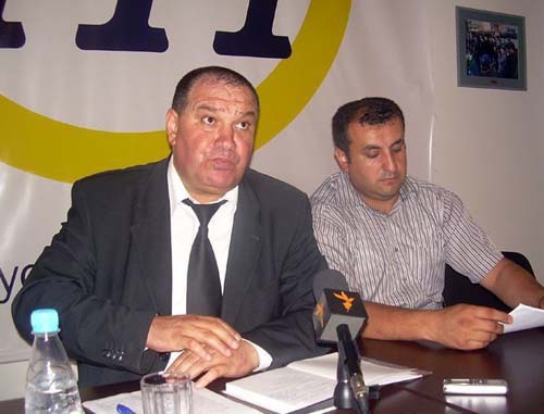 Human rights defender Vidadi Iskenderov (left) speaks at the Baku Media Centre, 2010. Photo: www.azadliq.org (RFE/RL)