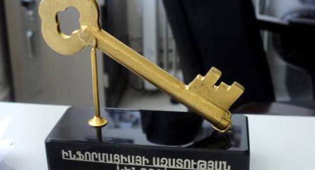 The "Golden Key" of the annual award of the Freedom of Information Centre "Golden Key and Rusty Lock", 'September 28, 2011. Photo from the page of Shushan Doidoyan, FIC Chair, on Facebook.com