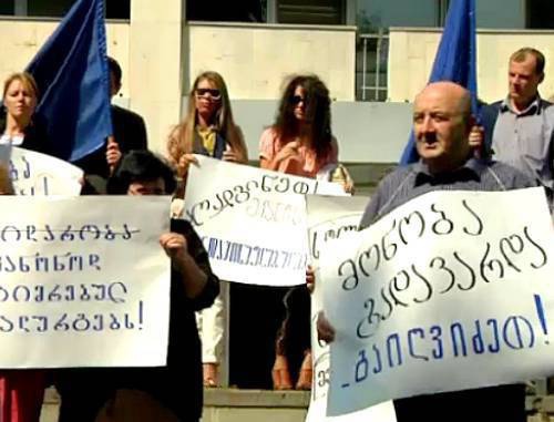 Protest action in support of workers of the Kutaisi "Hercules" Steel Works at the building of the Ministry of Economy in Tbilisi, September 26, 2011. Still from video footage of the PIC TV Channel (www.pik.tv)