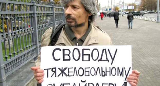 Yevgeny Frumkin, a picketer in defense of prisoner Zubair Zubairaev outside the FSIN building in Moscow, October 13, 2011. Photo by Yaroslav Kozulin for the "Caucasian Knot"