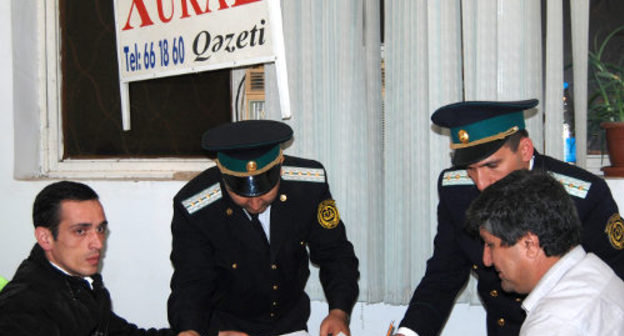 Policemen sequestrate the property of the editorial office of the "Khural" newspaper, Baku, Azerbaijan, October 19, 2011. Photo by the Institute for Reporters' Freedom and Safety (www.irfs.az)