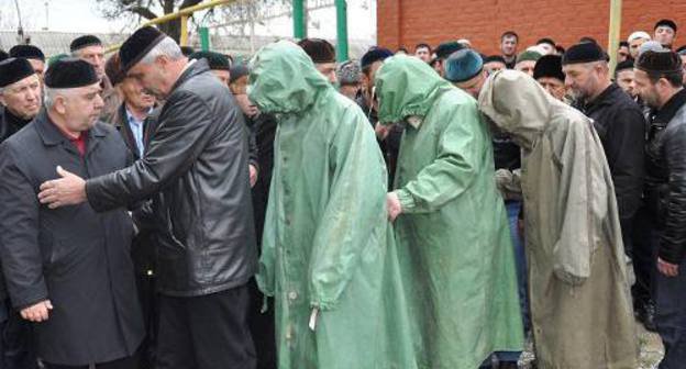 Reconciliation of blood feudists in the village of Aldy, Zavodskoy District of the Chechen Republic. April 23, 2011. Photo by the press service of the Spiritual Administration of Muslims of the Chechen Republic, http://dumm.ru
