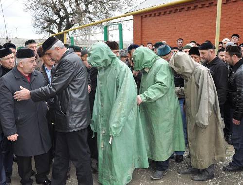 Reconciliation of blood feudists in the village of Aldy, Zavodskoy District of the Chechen Republic. April 23, 2011. Photo by the press service of the Spiritual Administration of Muslims of the Chechen Republic, http://dumm.ru