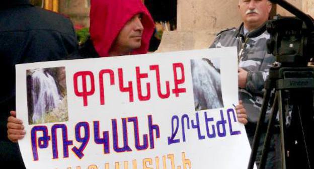 Apres Zograbyan, a participant of the action in defence of the Trchkan Waterfall, at the Government of Armenia. The poster reads: ''Let's save the Trchkan Waterfall the beauty of Armenia!", Yerevan, October 20, 2011. Photo by Armine Martirosyan for the "Caucasian Knot"
