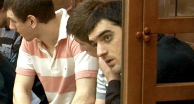 Aslan Cherkesov (right) in the prisoner's dock of the Moscow City Court, 2011. Photo: www.mos-gorsud.ru
