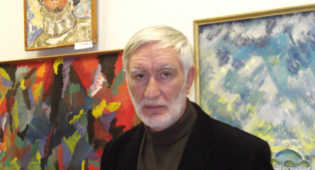 Exhibition of professional and amateur painters "Preodolenie" (Overcoming) within the Arts Festival of Repressed Nations. Daniyal Khadjiev, a corresponding member of the Peter's Academy of Arts and Sciences, near the paintings by Valery Kurdanov. The National Museum of the Republic of Kalmykia, Elista, November 19, 2011. Photo by Danara Churyumova for the "Caucasian Knot"
