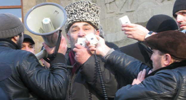 Dagestan, Makhachkala, November 25, 2011, rally against kidnappings and lawlessness of power agents listens to Magomedkhan Baisultanov, a resident of Khasavyurt. Photo by Zakir Magomedov, http://wordyou.ru/v-rossii/lovlya-svobody-socialnymi-setyami.html
