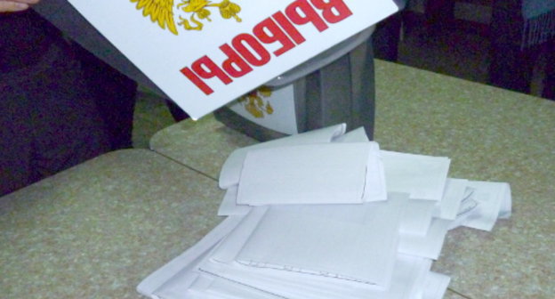 After ballot boxes were opened at Polling Station No. 22-47 in Krasnodar, packs of ballot papers folded together were detected. Courtesy of the press service of the regional branch of the Liberal-Democratic Party of Russia (LDPR)