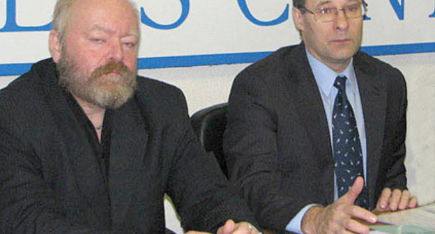Doctor of Philosophy and Candidate of Psychology Alexei Nagovitsyn and Victor Zhenkov, advocate of Alexander Kalistratov, the head of the Altai Branch of Jehovah's Witnesses, at the press conference in the Independent Press Center in Moscow, November 7, 2011. Courtesy of the http://hro.org