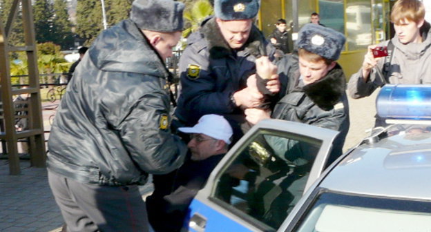 Policemen pushing rights defender Sergey Basmanov into a car a few minutes before the start of the protest action "Sochi for Honest Elections!", Sochi, Krasnodar Territory, December 10, 2011. Photo by Semyon Simonov for the "Caucasian Knot"