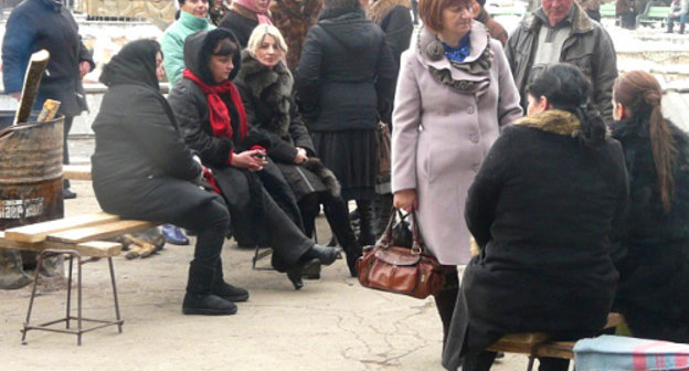 Supporters of Alla Djioeva in Theater Square of Tskhinvali, December 9, 2011. Photo by Maria Kotaeva for the "Caucasian Knot"