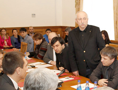 Ali Kamalov, Chairman of the Journalists' Union of the Republic of Dagestan, speaking to members of the commission investigating the assassination of Khadjimurad Kamalov. Makhachkala, December 21, 2011. Photo by Press-service of Dadestani parliament.