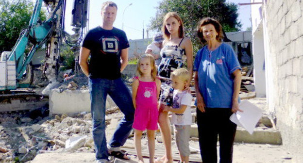 The family of Revenko and their neighbour Nadezhda Chubenko after demolition of their houses. Sochi, Makarenko street. August, 2011. Photo by Svetlana Kravchenko for "Caucasian Knot".