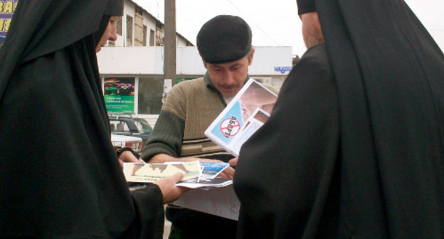 Orthodox volunteers hand out leaflets and brochures against abortion. Rostov Region, township of Matveev-Kurgan, January 11, 2012. Courtesy of the press service of the Rostov-on-Don Eparchy