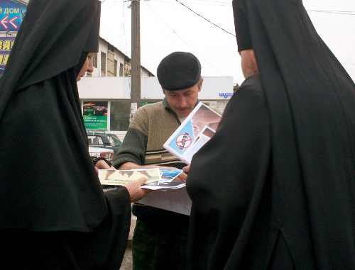 Orthodox volunteers hand out leaflets and brochures against abortion. Rostov Region, township of Matveev-Kurgan, January 11, 2012. Courtesy of the press service of the Rostov-on-Don Eparchy