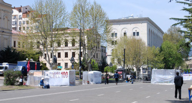 Rustaveli avenue, Tbilisi, 29 April 2009. Photo of "Caucasian Knot"