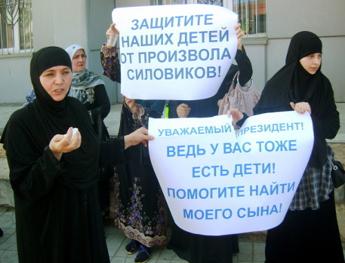 Dagestan, Makhachkala, July 6, 2011, rally with relatives of Shamil Djavatov. Photo by Akhmed Magomedov for the "Caucasian Knot"