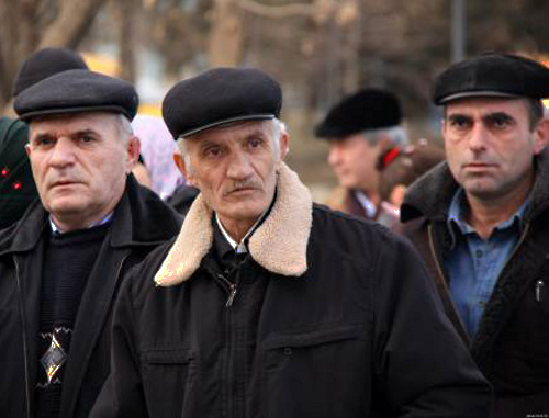 Villagers of Khrakh-Uba at the rally on May 23, 2011 in Makhachkala. Photo by Anvar Kurbanmagomedov, http://xpax.info