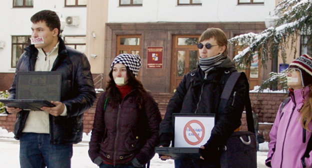 Participants of protest action of Sochi bloggers and civil activists against DDOS-attacks on local civil Internet resources, Sochi, February 2, 2012. Photo by Semyon Simonov for the "Caucasian Knot"