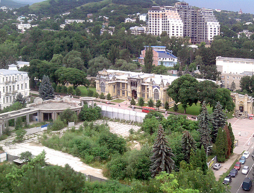 Kislovodsk, view over the Kurortny Boulevard; in the foreground - a site with an unfinished retail and leisure complex, abandoned for about ten years, July 2011. Photo by Konstantin Olshanskiy for the "Caucasian Knot"