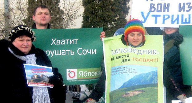 A picket in defense of the nature of the Black Sea shore at the entrance to the Russian Ministry of Natural Resources and Environment, Moscow, February 7, 2012. Photo by Boris Smirnov for the "Caucasian Knot"