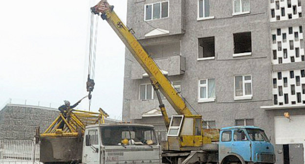 Start of dismantling No. 5 in Agil Guliev Street in Baku, February 8, 2012. Courtesy of the IA "Turan"