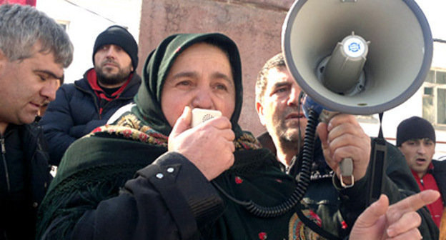 Rally "For Fair Elections" in the village of Khuchni, Tabasaran District; Ruziyat Nadirova is speaking; Dagestan, February 27, 2012. Photo by Patimat Makhmudova for the "Caucasian Knot"
