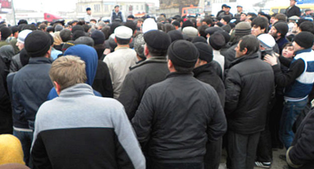 Residents of the village of Kakashura hold rally by blocking Federal Highway "Kavkaz" near the dwelling settlement of Manas; Dagestan, Karabudakhkent District, February 29, 2012. Courtesy of the RIA "Daghestan", www.riadagestan.ru