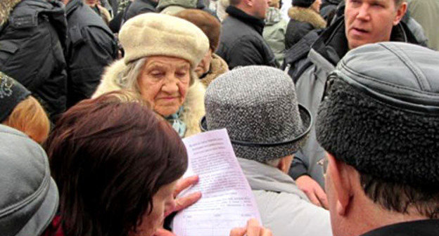 Participants of a rally sign up sheets in support of hunger-striking candidates to Lermontov City Council, Stavropol Territory, February 26, 2012. Courtesy of the e-cat.livejournal.com