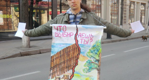 Krasnodar, March 17, 2012; a solo picket in support of Suren Gazaryan and Evgeniy Vitishko, activists of the "Ecological Watch for Northern Caucasus", and their lawyer Victor Dutlov. Photo by Natalia Dorokhina for the "Caucasian Knot"