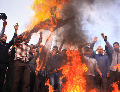 Azerbaijan, September 28, 2012, residents of the dwelling settlement of Nardaran burning down US and Israeli flags at the protest action. Photo by Aziz Karimov for the "Caucasian Knot"