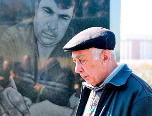 Sabir Guseinov, father of Elmar Guseinov, at the grave of the slain journalist. Baku, March 2, 2013. Photo by Aziz Karimov for the "Caucasian Knot" 
