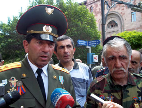 Veterans of the Karabakh War are holding the sitting picket in Liberty Square in Yerevan. The first from the left side is Volodya Avetisyan. Photo from http://www.epress.am