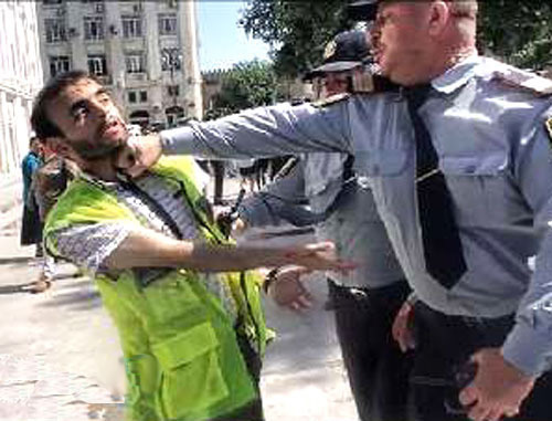 Policeman has hit the journalist who covered a solidarity action with ongoing demonstrations in Turkey in defence of local activists; Baku, June 3, 2013. Courtesy of the http://news.am/