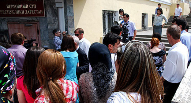 Near the building of the Supreme Court of the Republic of Dagestan. 18 June 2009. Magomed Madomedov, specially for "Caucasian Knot"