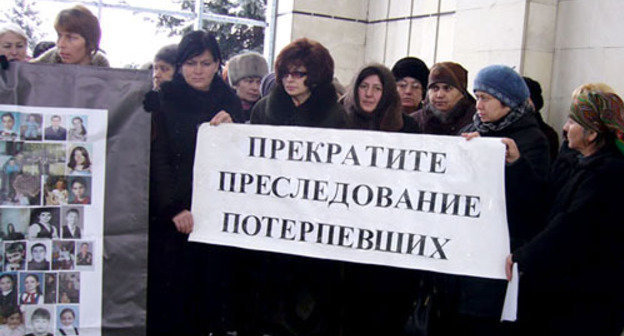 Protest rally against persecution of "Voice of Beslan" activists near the Prosecutor's Office of the Republic of North Ossetia-Alania, February 18, 2008. Photo by www.golosbeslana.ru