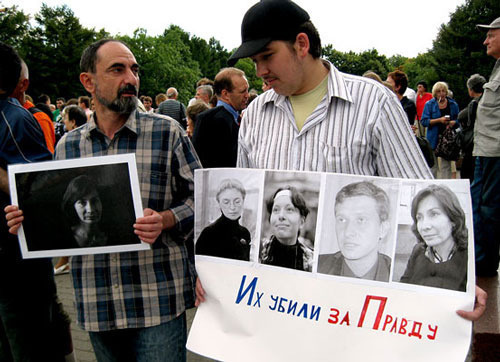 Moscow, Novopushkinskiy Mini-Park, July 23, 2009. Rally in memory of assassinated human rights advocate Natalia Estemirova. Photo of "Caucasian Knot"