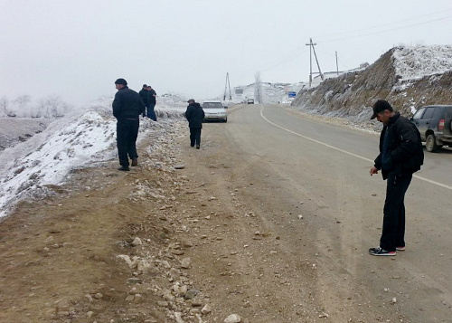 Upset of the car in the 146th kilometre of the Mamrash-Tashkapur highway near the village of Shovkra in the Laksky District of Dagestan. January 30, 2014. Photo by the press service of the GIBDD (traffic police)