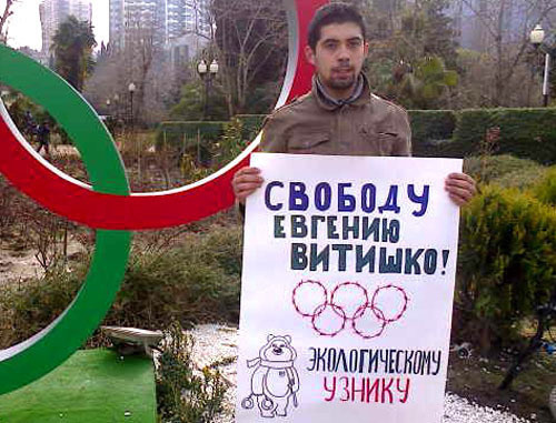 Activist David Khakim in solo picket in support of ecologist Evgeny Vitishko. Sochi, February 17, 2014. Photo by Semen Simonov for the ‘Caucasian Knot’. 