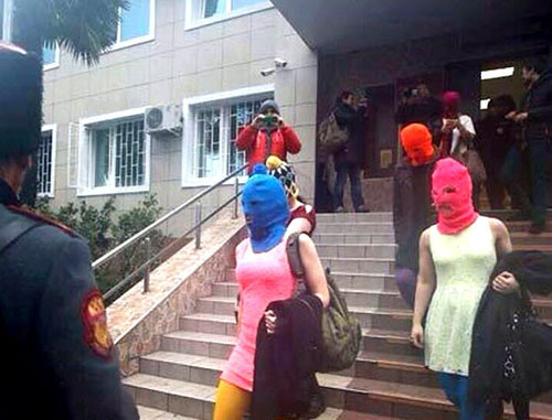 Pussy Riot members going out from Sochi police department. February 18, 2014. Photo from the Twitter account of ‘Voina’ group activists, http://twitter.com/gruppa_voina/status/435830304725794816/ 