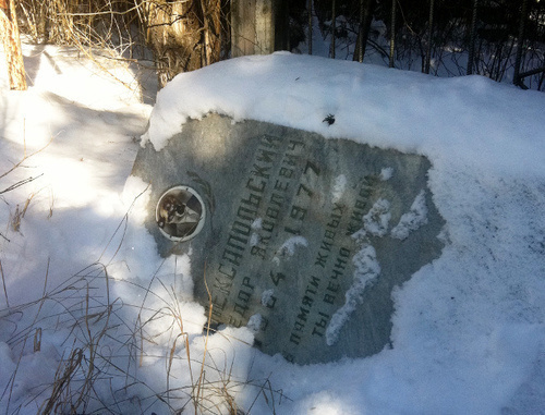 Broken grave-stone at one of Christian cemeteries in Chechnya. February 2014. Photo: HRC "Memorial", http://memo.ru/d/189489.html