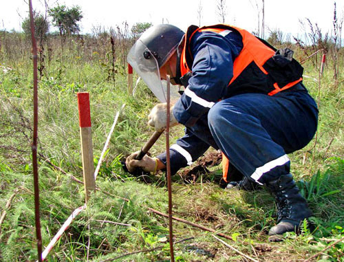 Field engineer demining farmland. Photo http://www.mchs.gov.ru/
