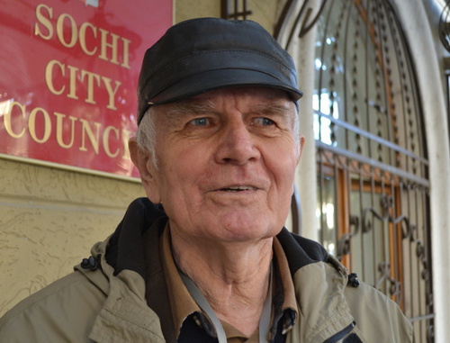 Member of Public Ecology Council of Sochi, professor Nikolay Kulikov at the entrance to the City Council building, March 19, 2014. Photo by Svetlana Kravchenko for the ‘Caucasian Knot’.