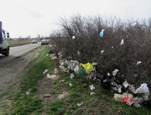 Garbage from household waste disposal covering bushes along the highway. Volgograd Region, Sredneakhtubunsky District, Zakutsky village, April 13, 2014. Photo by Vyacheslav Yaschenko for the ‘Caucasian Knot’. 