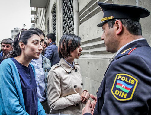Policemen dispersed a group of supporters of the arrested activists of the movement "Nida", who gathered near the building of the Baku Court of Grave Crimes. Baku, April 22, 2014. Photo by Aziz Karimov for the "Caucasian Knot"