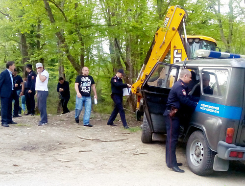 The police and environmental  activists at the place of discharge of construction waste in Tsanyk Creek. Sochi, Izobilnaya Street, April 18, 2014. Photo by Vladimir Kimaev, http://ewnc.org/node/13952