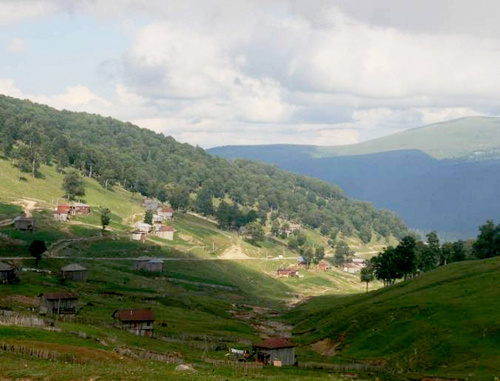 Mountain village. Adzharia, Khulo Municipality. Photo by Alexei Mukhranov, ©travelgeorgia.ru 2010-2014, Creative Commons Attribution-Share Alike 3.0