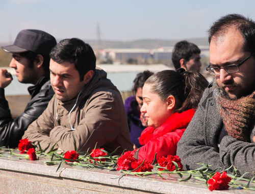 Commemoration at the tomb of Elmar Guseinov, the editor-in- chief of the magazine "Monitor", on the anniversary of his death. Baku, March 2, 2014. Photo by Aziz Karimov for the "Caucasian Knot"